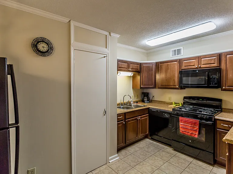 The Lakewood House Apartments — Photo 7