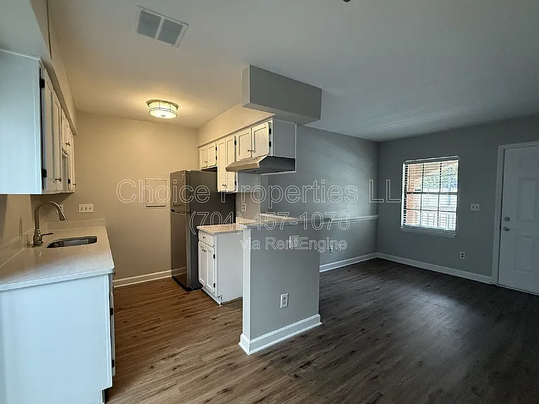 406 W 9th St #303 — Photo 8