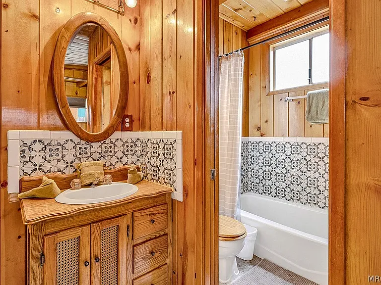 548 Holmes Ln — Photo 18