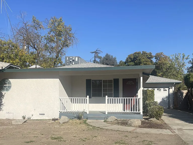 711 E Fountain Way — Photo 1