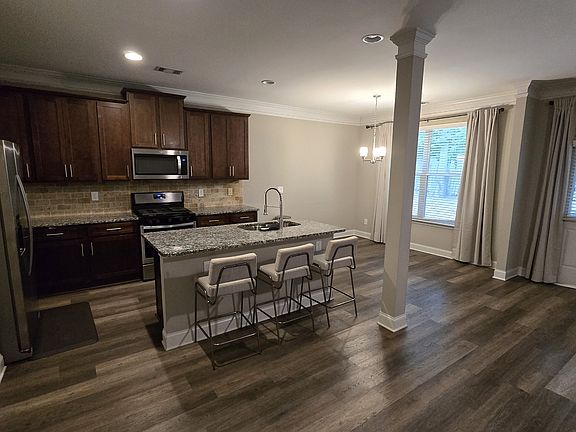 2nd image of 600 Sprayberry Dr