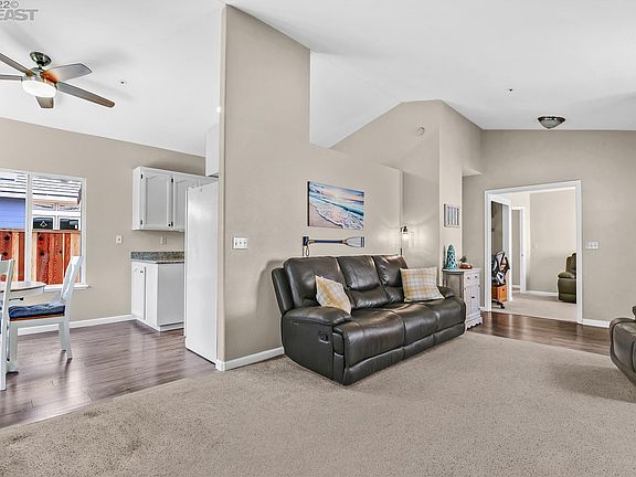 5th image of 696 Loyola Way