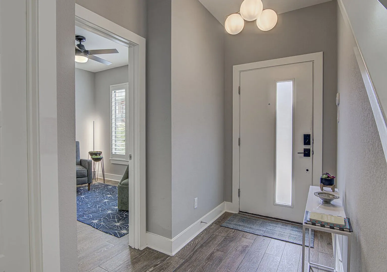 **Two Weeks Free Rent Spacious 3-Bedroom Home With Detached Garage & Hoa-Maintained Exterior — Photo 4