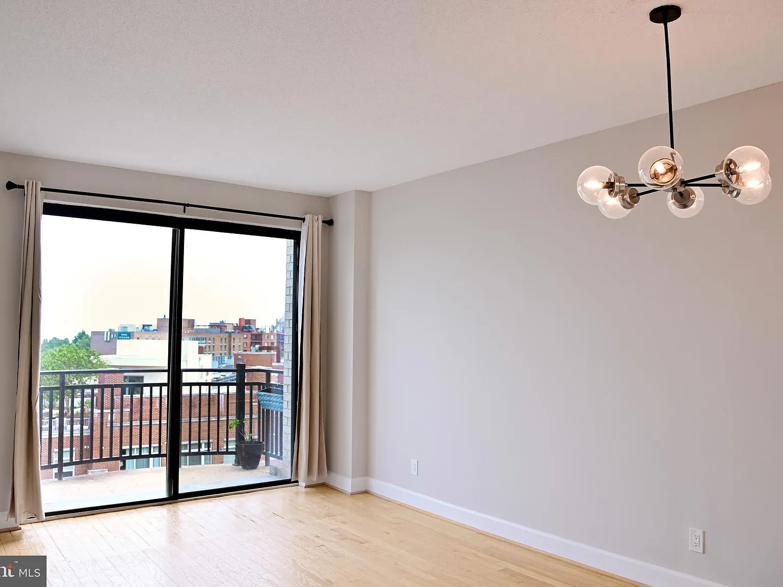 1 bed, 555 sqft, $2,350 — Photo 1