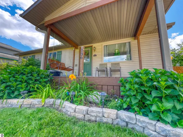 136 4th St, Marion, MI 49665