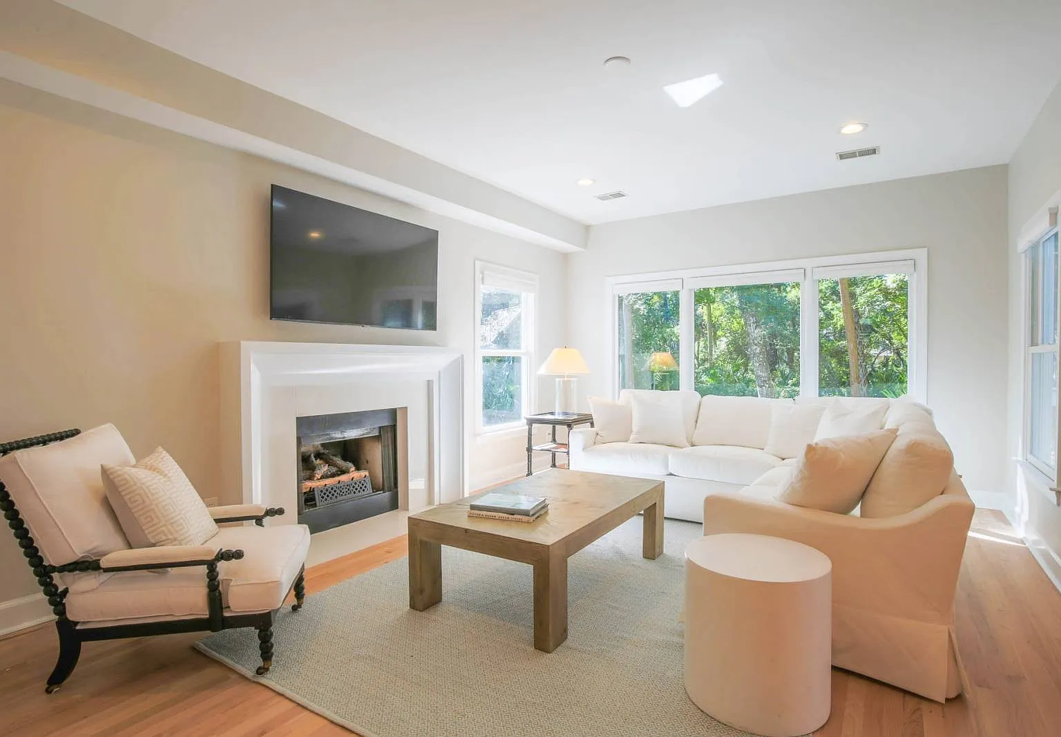 4 bed, 3.5 bath, 2047 sqft, $9,500 — Photo 2