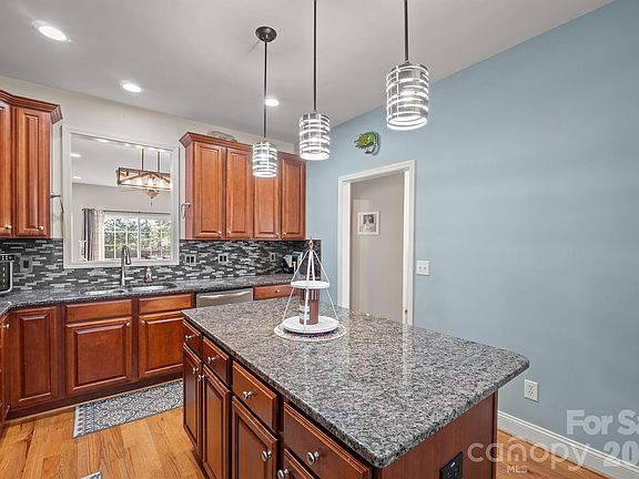 5th image of 1107 16th Avenue Pl NW