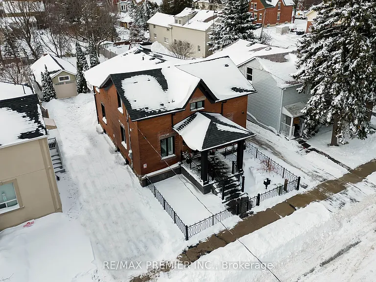 21 Elizabeth St N — Photo 2