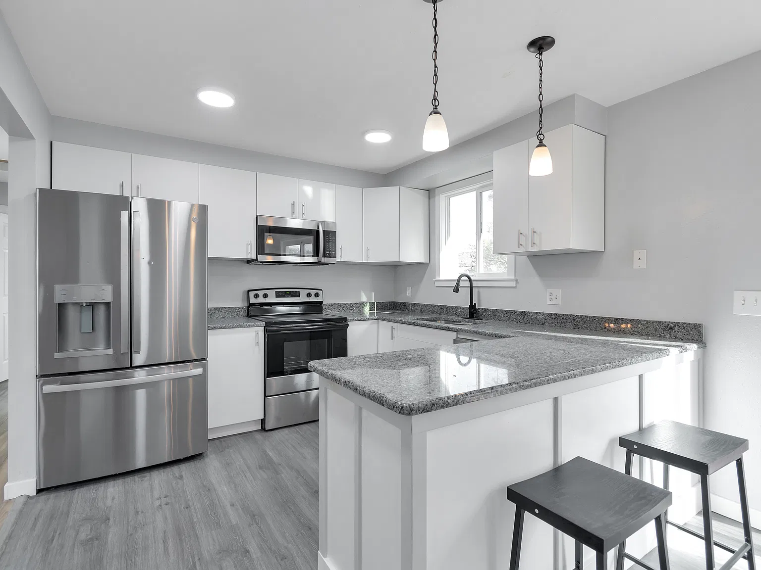 2 bed, 1041 sqft, $1,700 — Photo 2