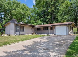 12 Country Ln, Florissant, MO 63033