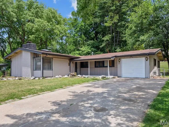 12 Country Ln, Florissant, MO 63033