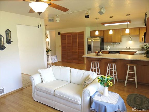 5th image of 208 E Sunrise Ct