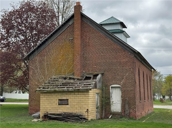 210 E Main St, Stewardson, IL 62463