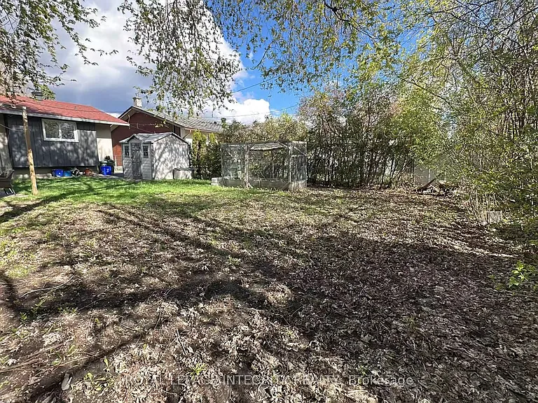 870 Claude St — Photo 20