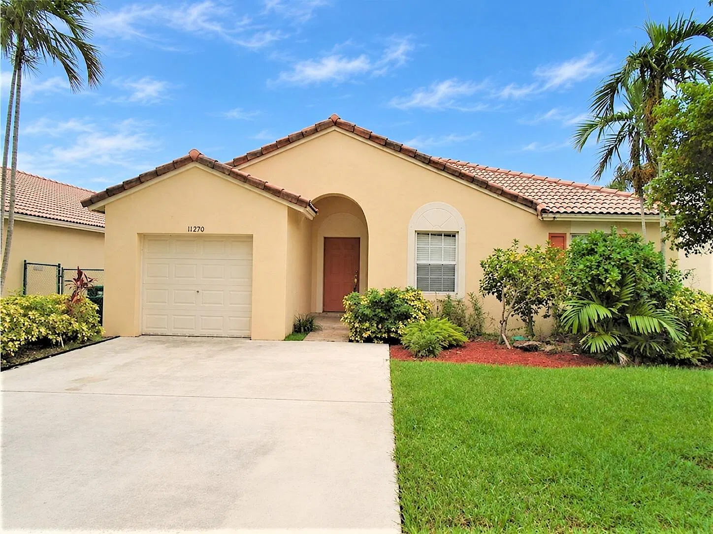 3 bed, 2.0 bath, 1695 sqft, $3,200 — Photo 2