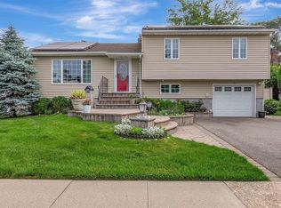 75 Colony Ln, Syosset, NY 11791