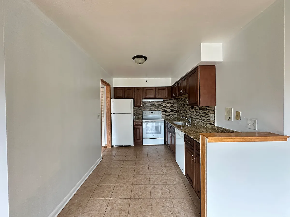 Building Photo - 1004 S River Rd #203