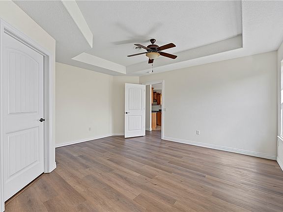 4th image of 644 White Oak St