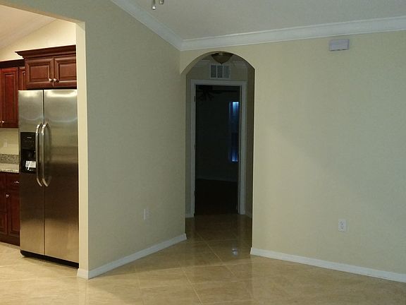 4th image of 385 Carrillon Ave S