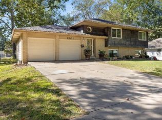 1201 E Ridgeway Dr, Olathe, KS 66061