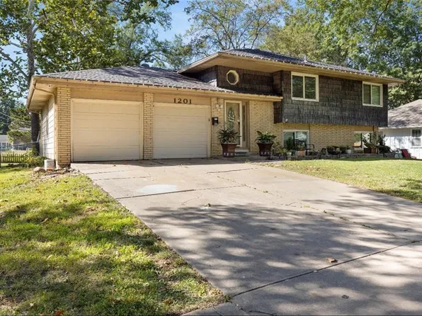 1201 E Ridgeway Dr, Olathe, KS 66061