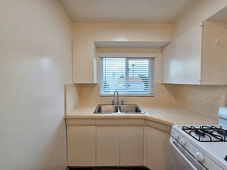 1465 Grand Ave — Photo 31