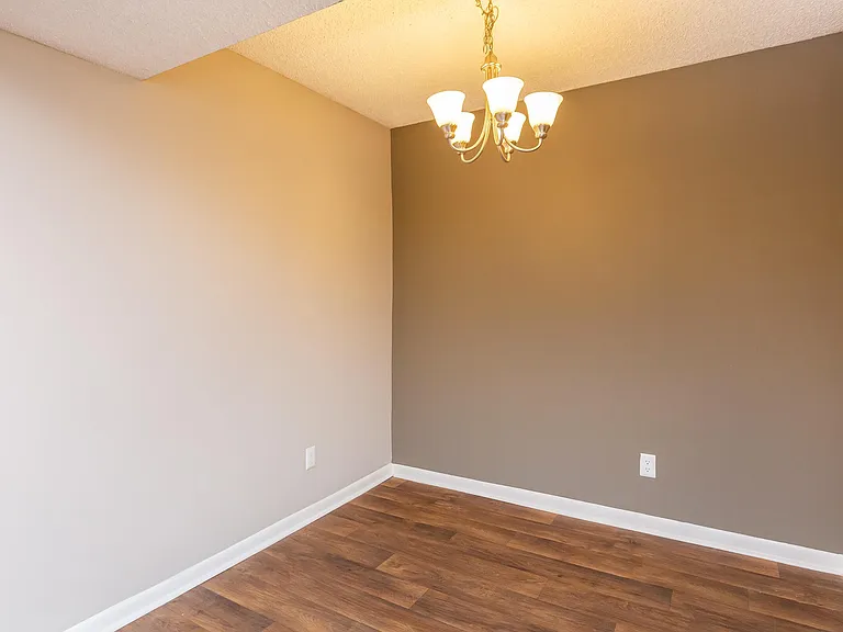 COZY DINING ROOM IN FRANKLIN, TN