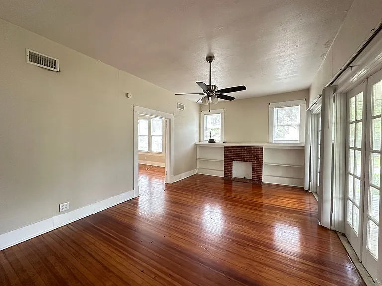 457 Dalzell St — Photo 4