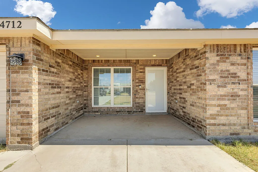 4 bed, 3.0 bath, 2403 sqft, $3,800 — Photo 2