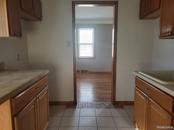 4th image of 22732 Rosalind Ave