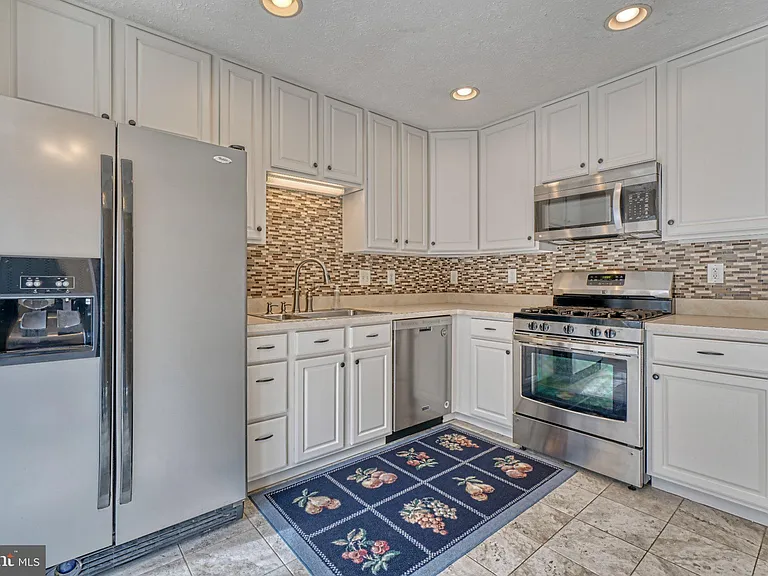 206 Colgate Dr — Photo 5