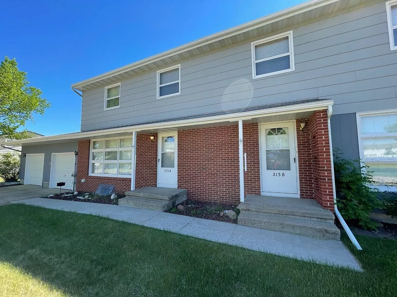 3 bed, 1800 sqft, $900 — Photo 1