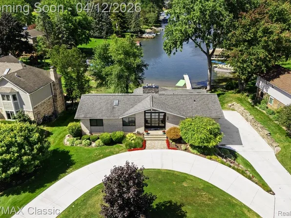 4751 Winewood Ln, Commerce Township, MI 48382