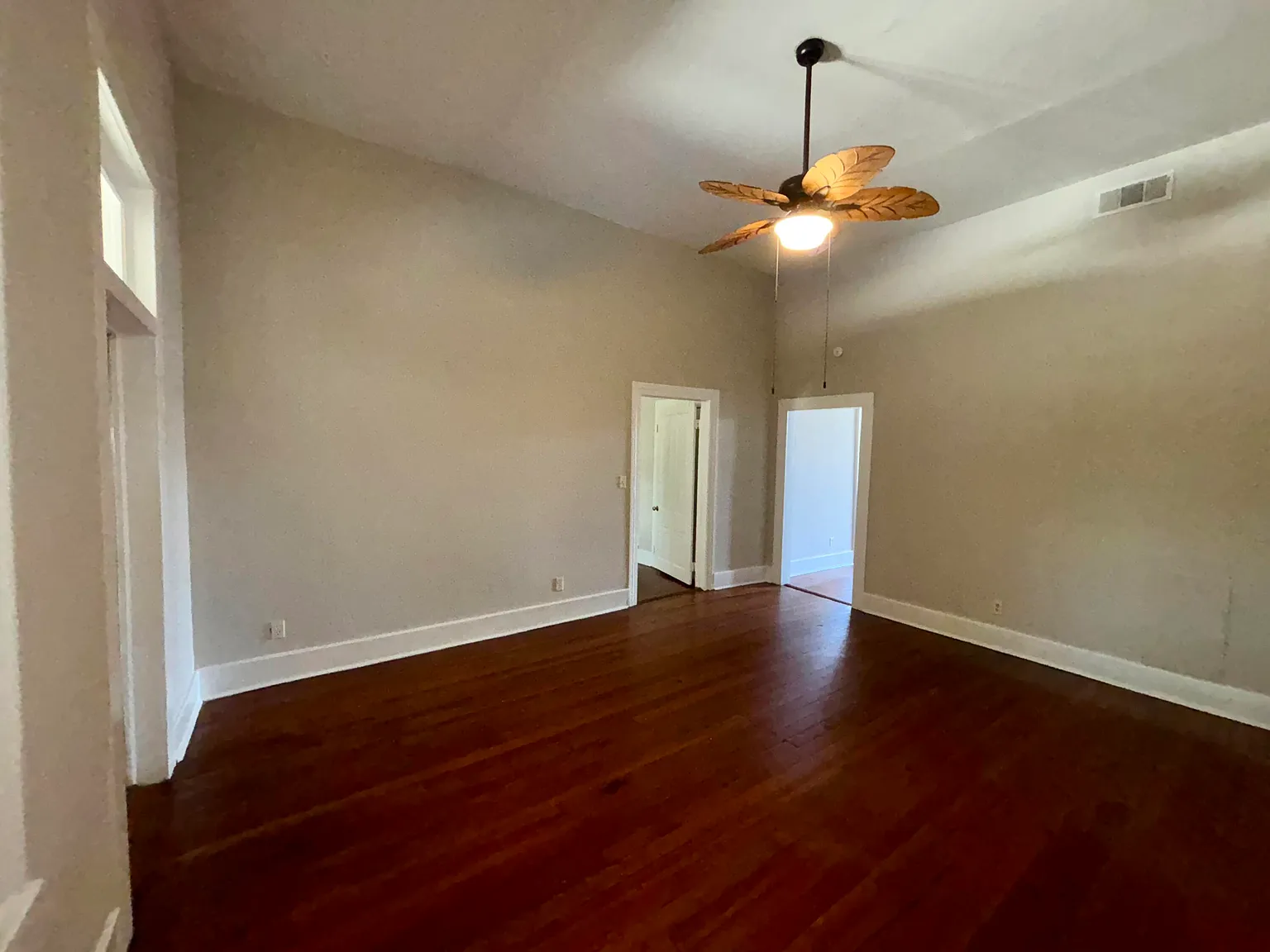 2 bed, 1.0 bath, 900 sqft, $1,075 — Photo 2