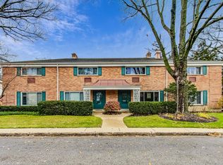 614 Carriage Hill Dr, Glenview, IL 60025