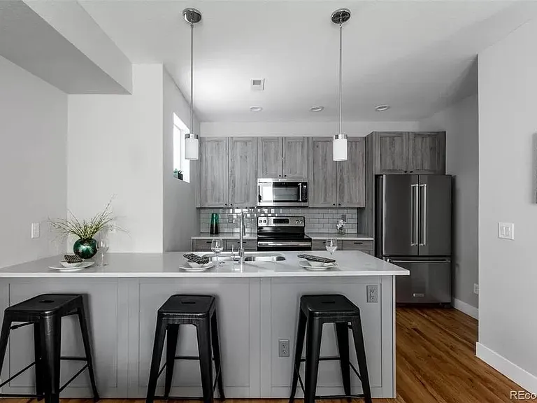 1733 Irving St — Photo 4