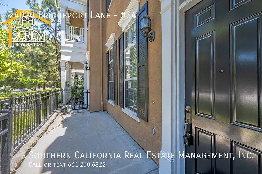 Tri Level Three Bedroom Bridgeport Townhome in Valencia — Photo 2