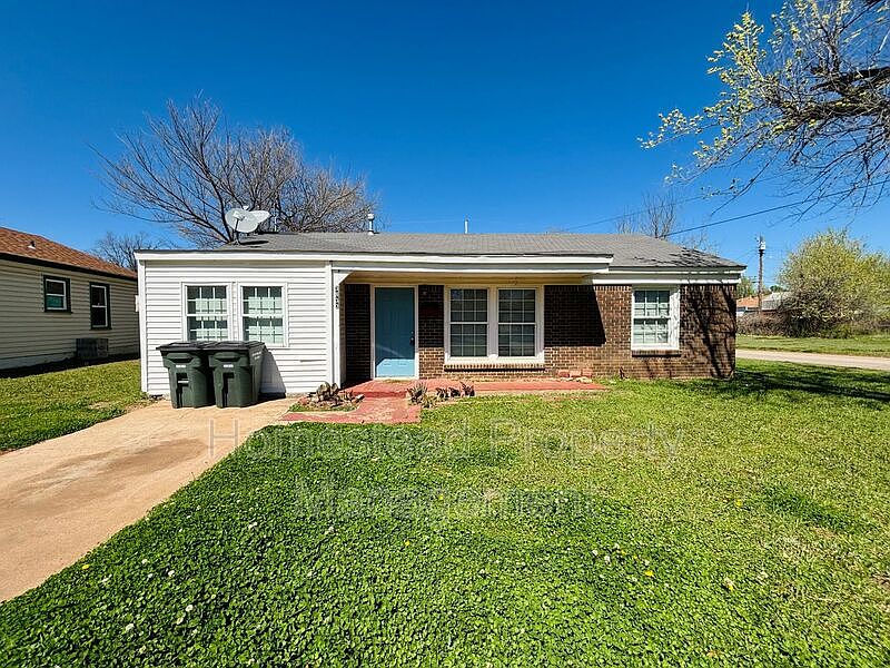 1st image of 3833 SE 24th St