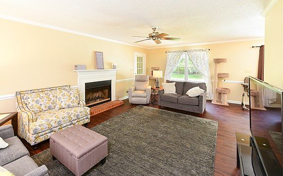 4th image of 400 Renee Dr