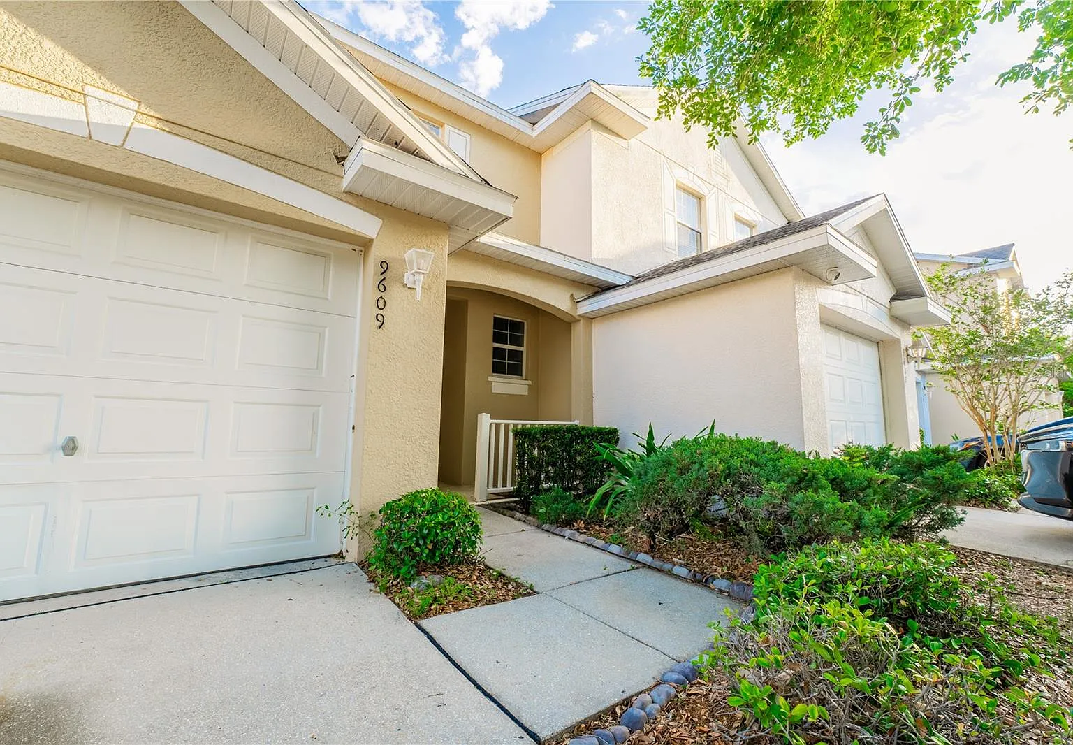 3 bed, 2.5 bath, 1387 sqft, $2,100 — Photo 2