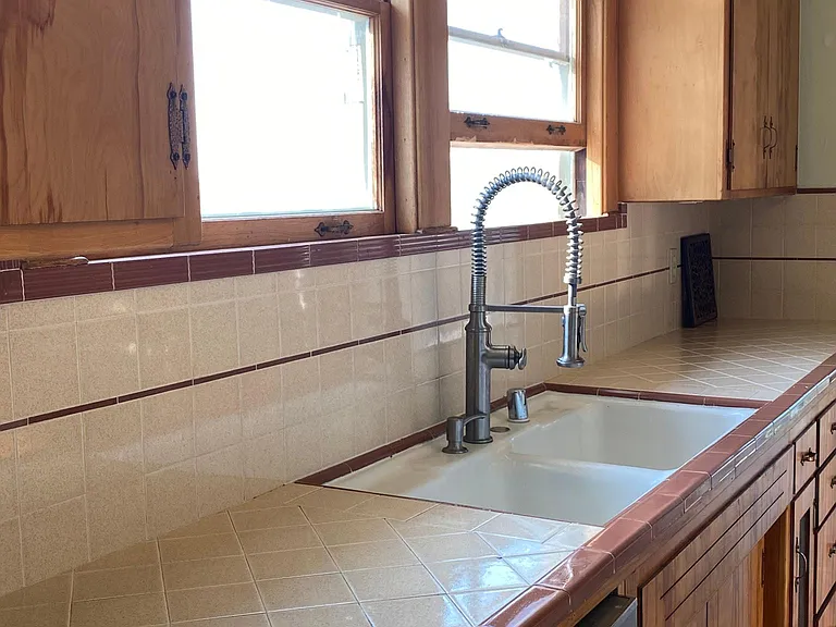 654 Edwards St — Photo 11