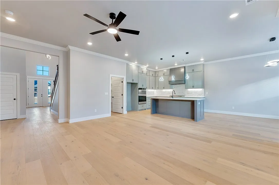 4 bed, 3.0 bath, 2900 sqft, $3,200 — Photo 3