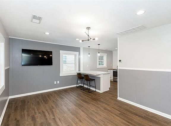 4th image of 5048 Forest Ave