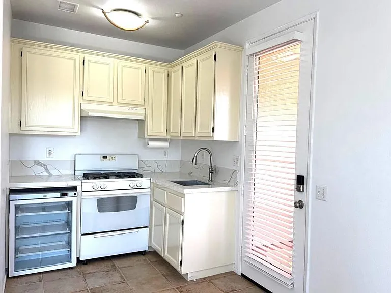 653 Beach St — Photo 14