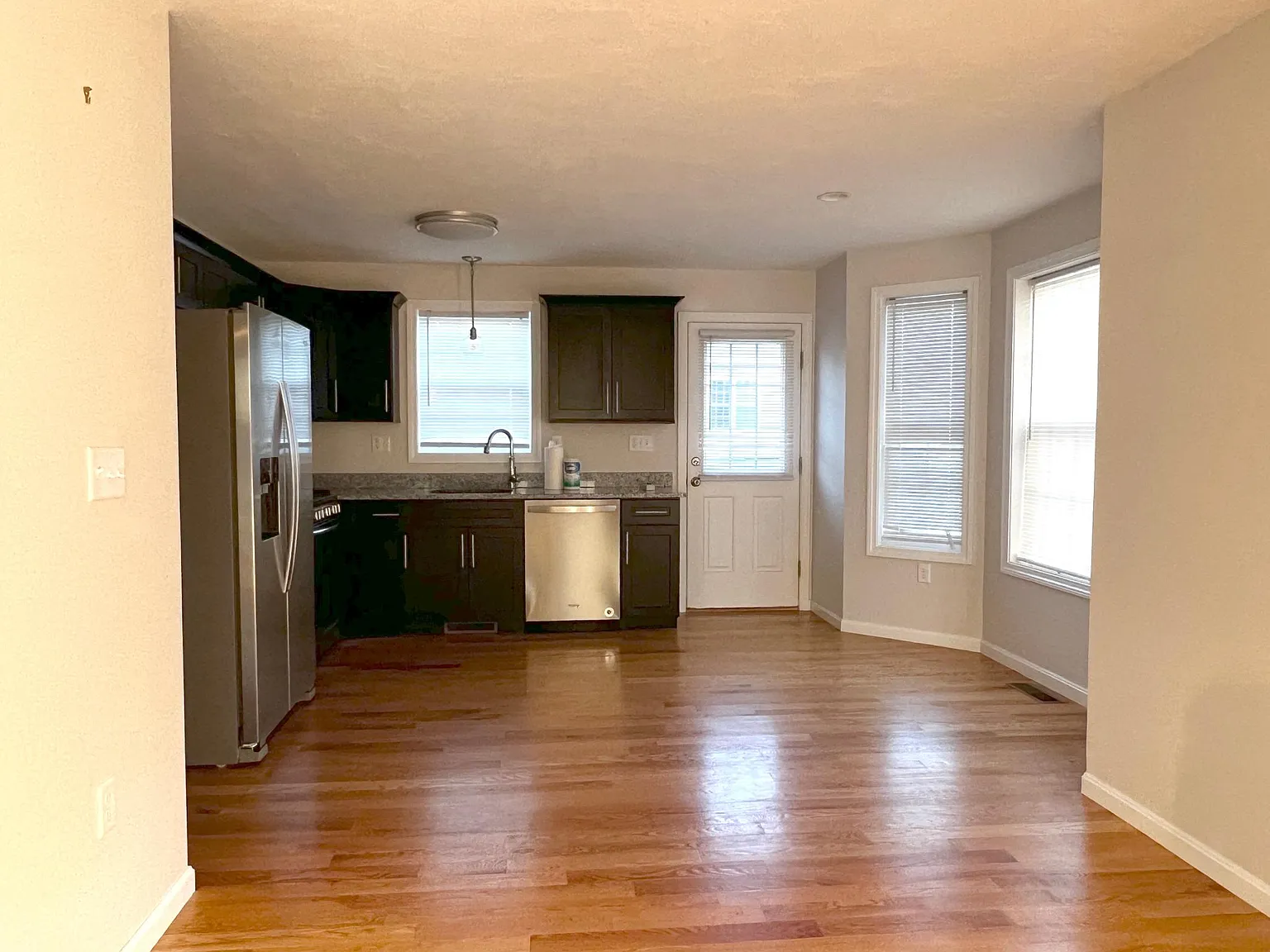 2 bed, 1.5 bath, 1504 sqft, $3,050 — Photo 2