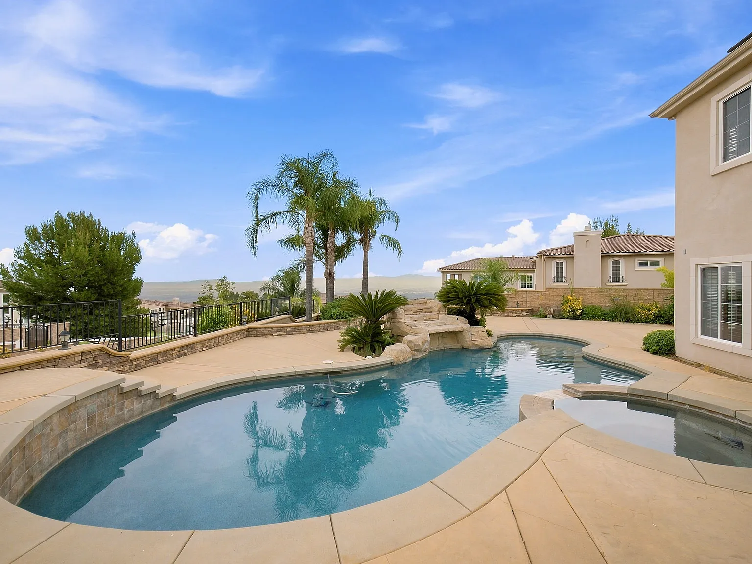 5 bed, 5.5 bath, 4494 sqft, $7,000 — Photo 4