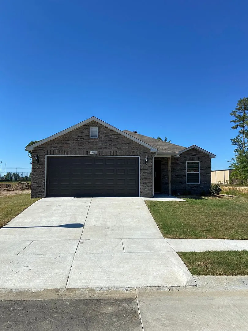 Discover Modern Living | Charming 3-Bedroom, 2-Bath Home in White Oak Crossing — Photo 3
