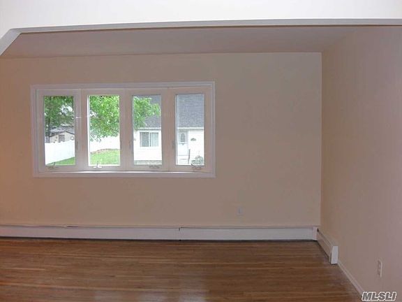 5th image of 219 Manhattan Ave