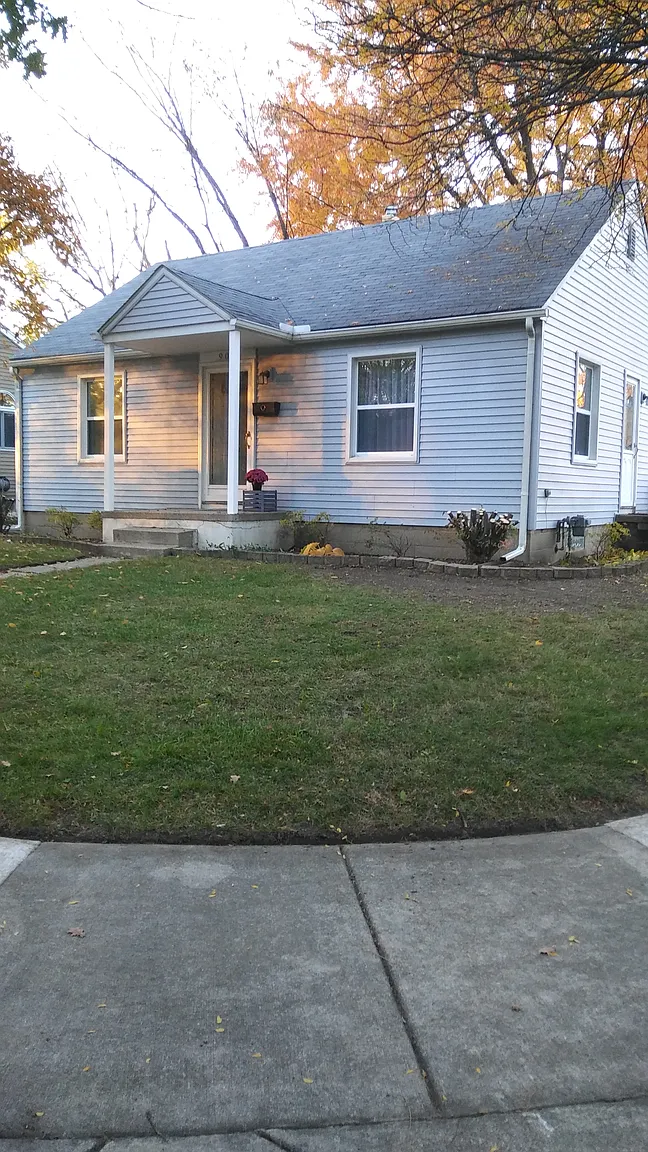 902 Cloverdale Dr photo 1