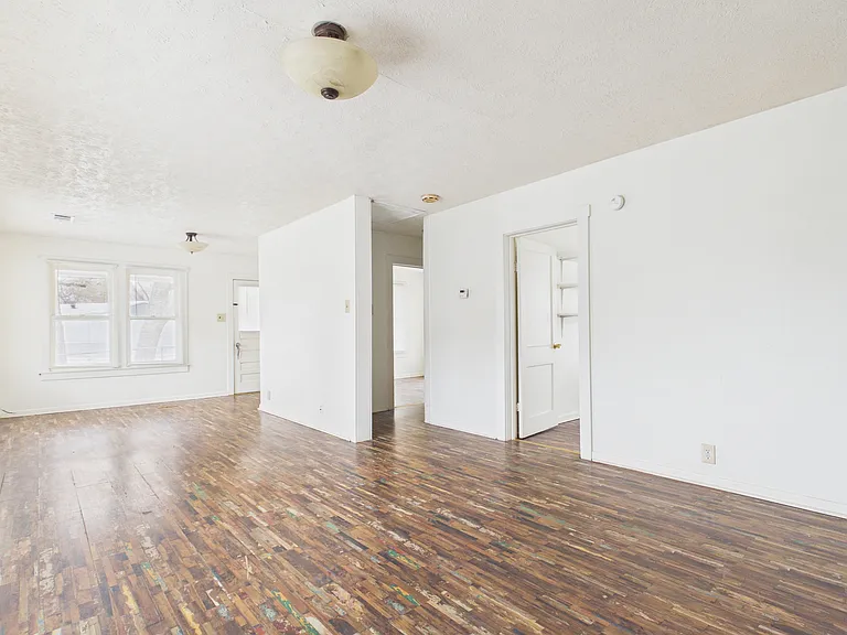 138 Watson St — Photo 6
